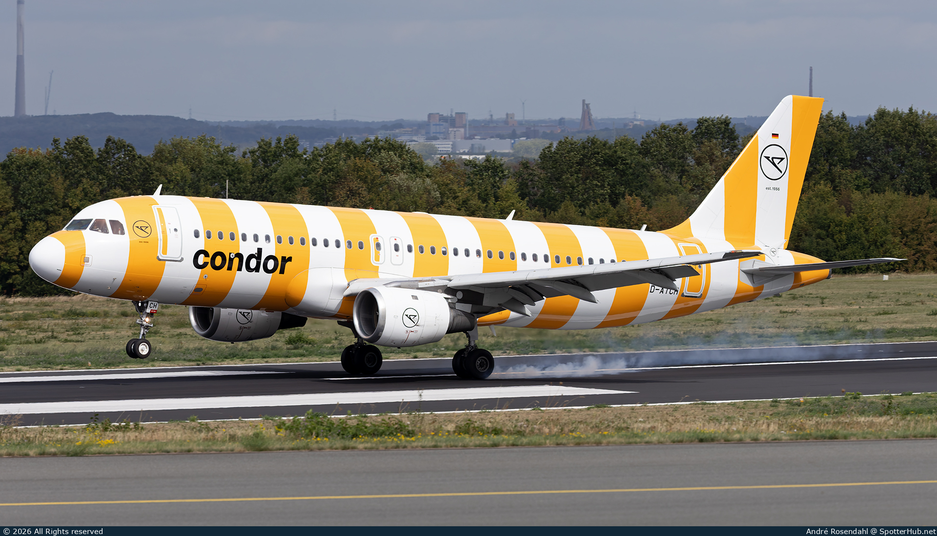 Photo of D-ATCH - Airbus A320-212 operated by Condor