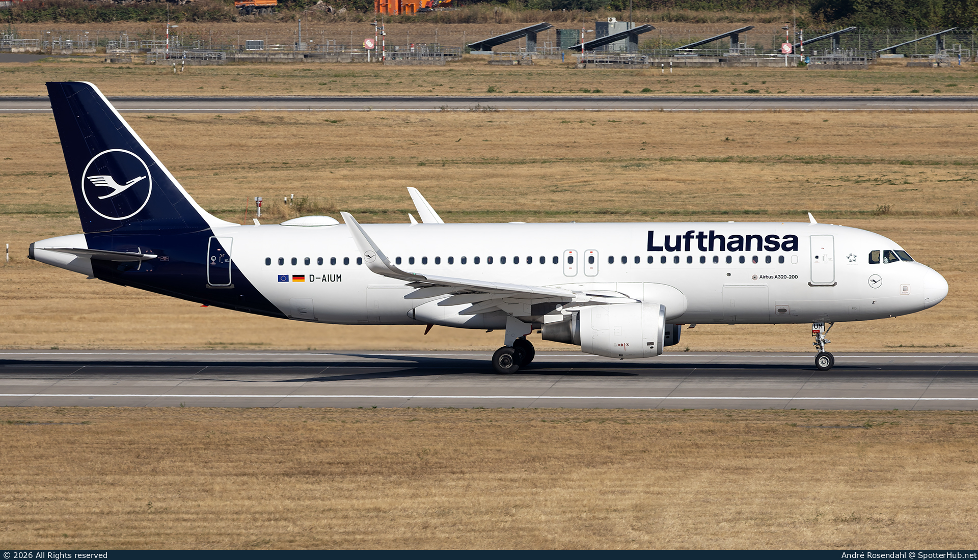 Photo of D-AIUM - Airbus A320-214 operated by Lufthansa