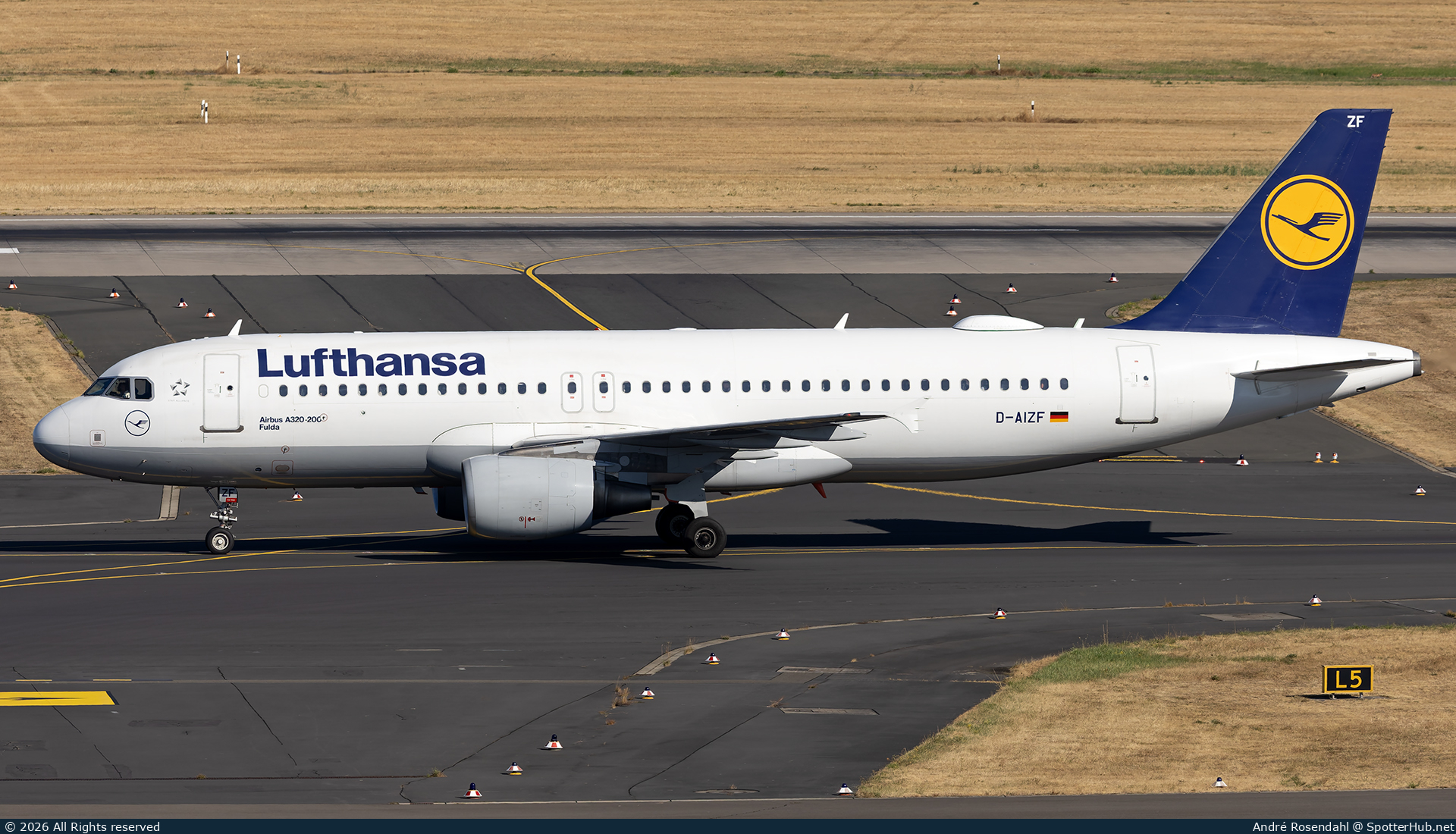 Photo of D-AIZF - Airbus A320-214 operated by Lufthansa