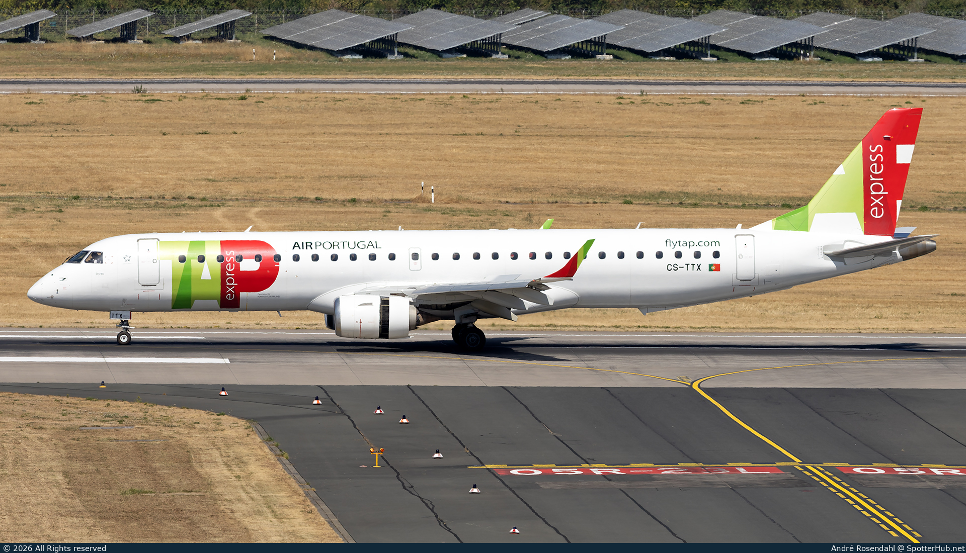 Photo of CS-TTX - Embraer ERJ-195AR operated by TAP Express (opb Portugália Airlines)