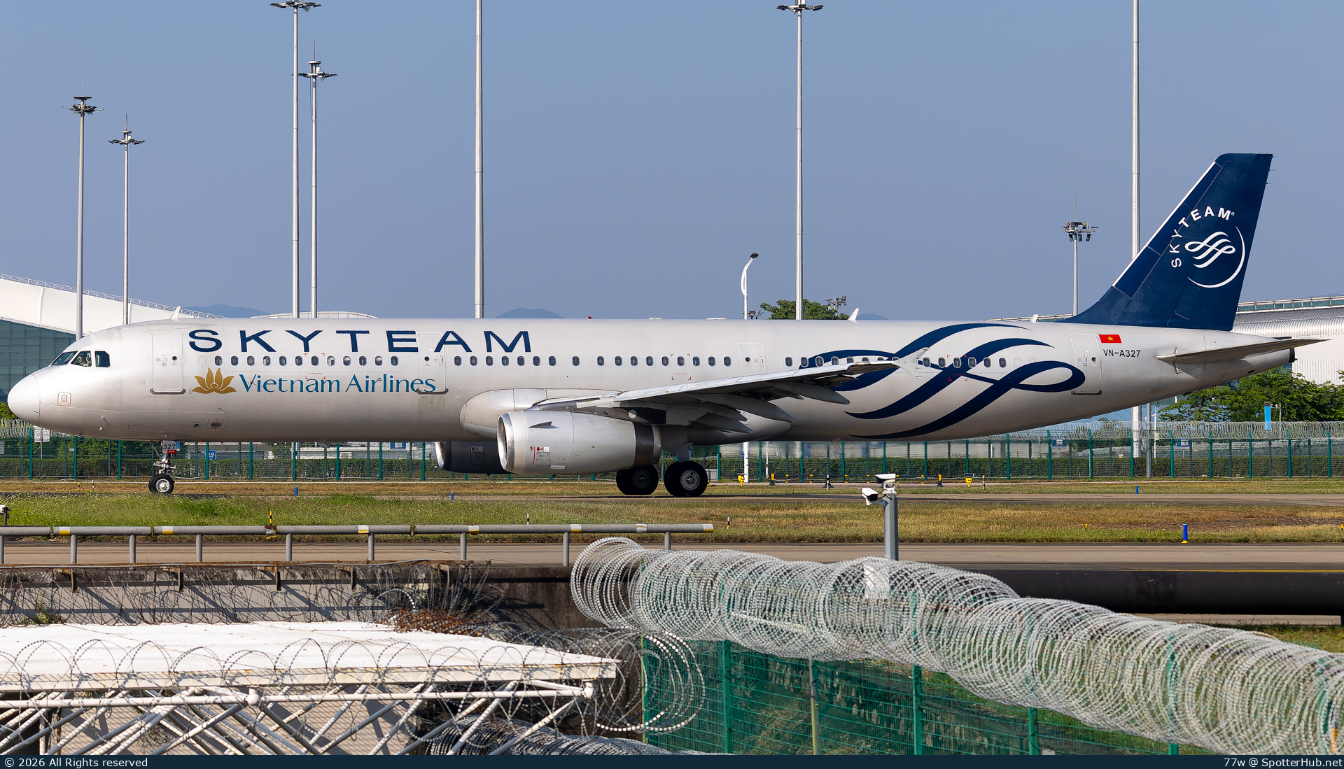 Photo of VN-A327 - Airbus A321-231 operated by Vietnam Airlines