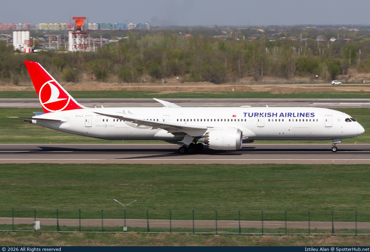 Photo of TC-LLY - Boeing 787-9 Dreamliner operated by Turkish Airlines