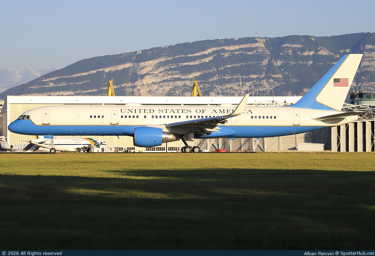 Photo of 09-0016 - Boeing C-32A operated by US Air Force