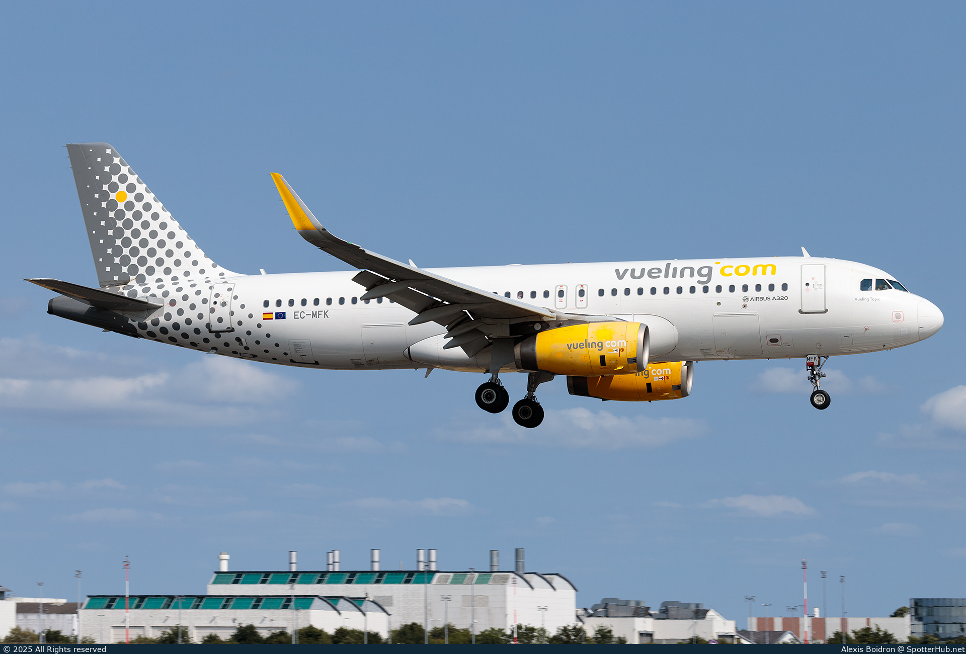 Photo of EC-MFK - Airbus A320-232 operated by Vueling