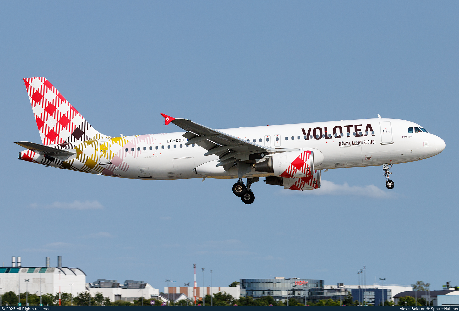 Photo of EC-OOC - Airbus A320-214 operated by Volotea