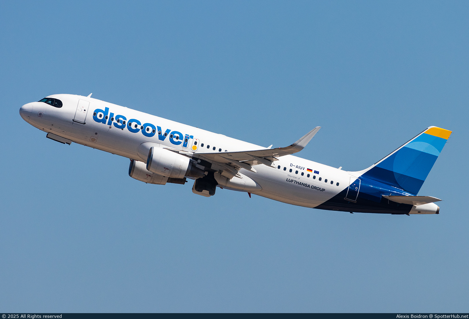 Photo of D-AIUV - Airbus A320-214 operated by Discover Airlines