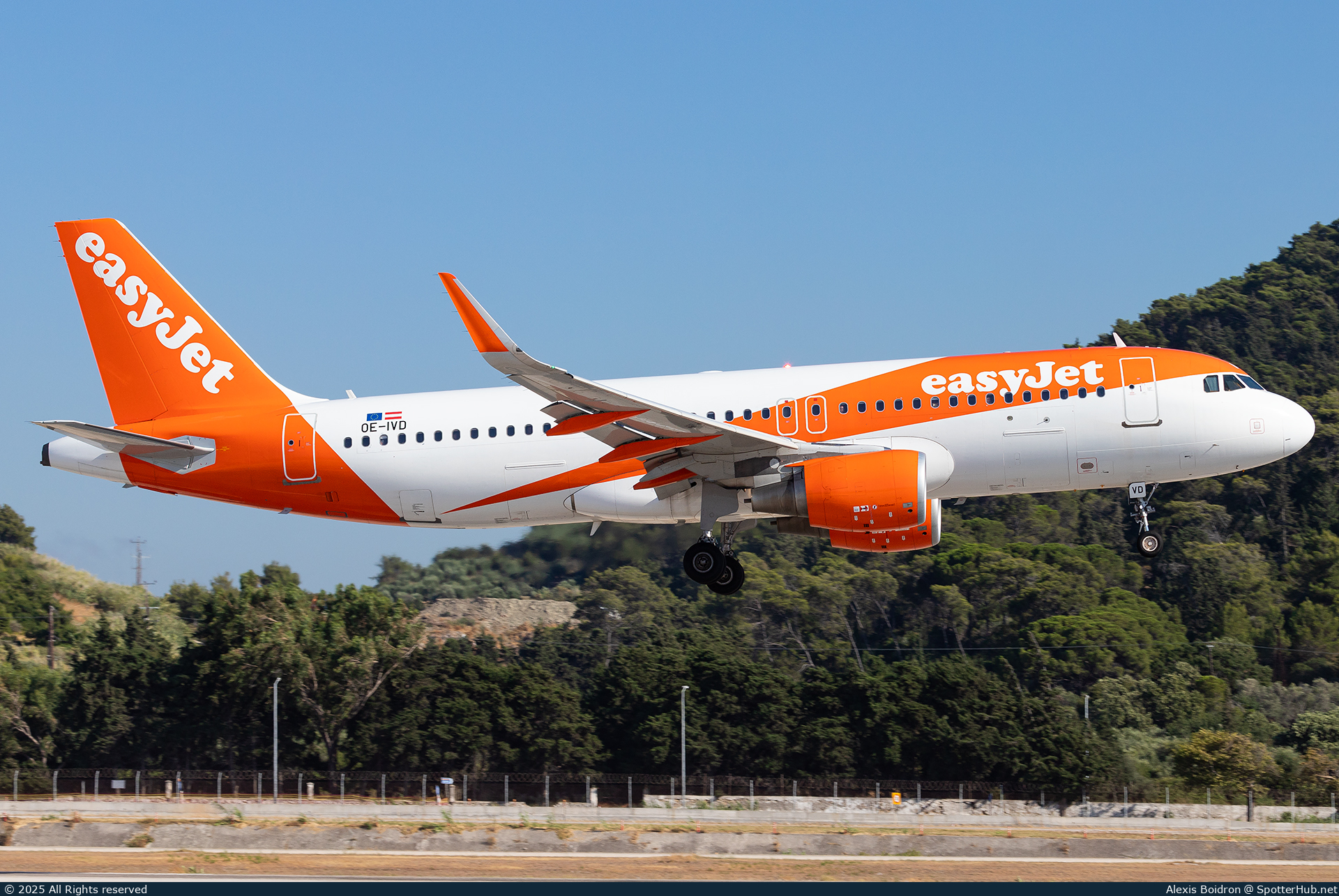 Photo of OE-IVD - Airbus A320-214 operated by easyJet Europe