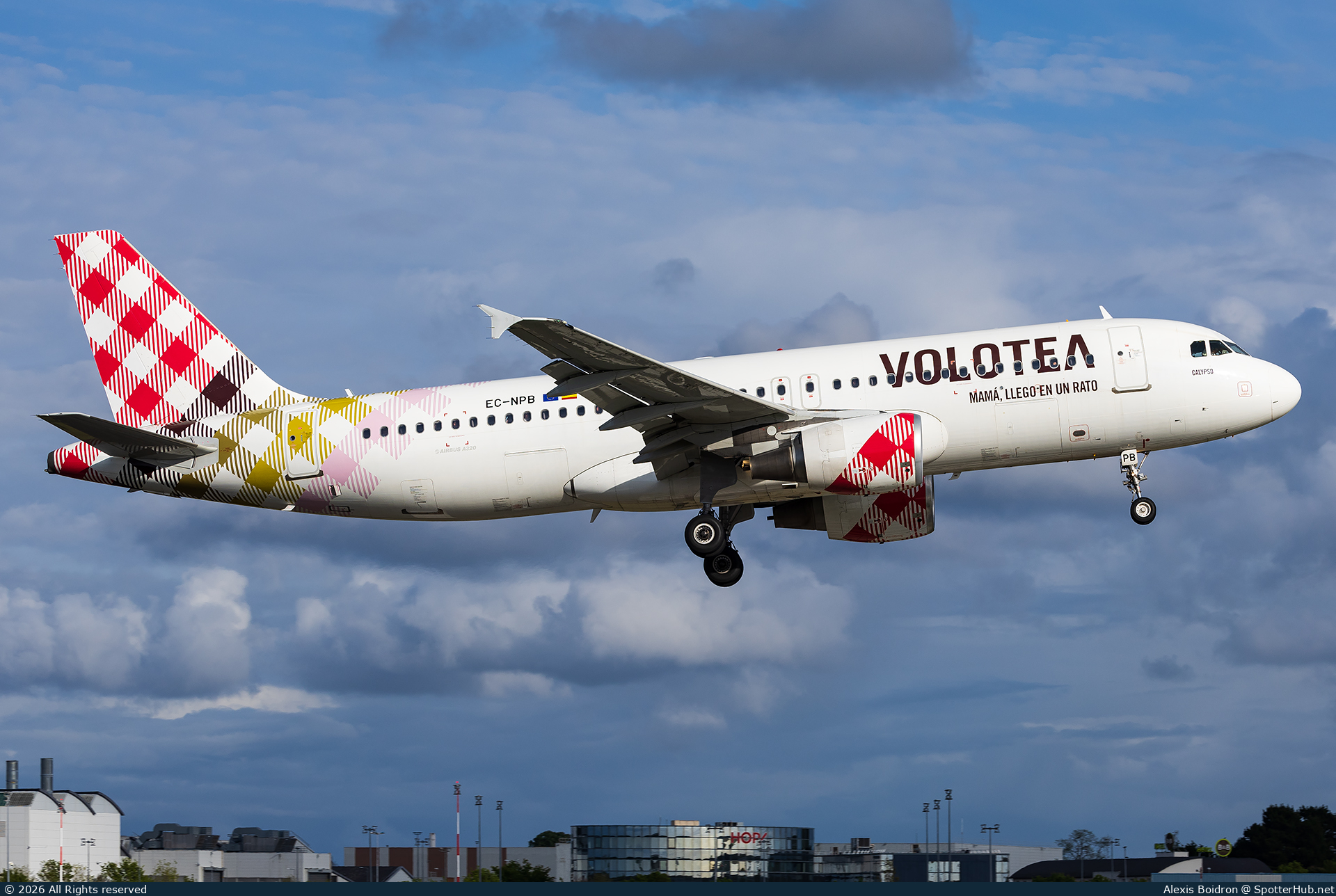 Photo of EC-NPB - Airbus A320-214 operated by Volotea