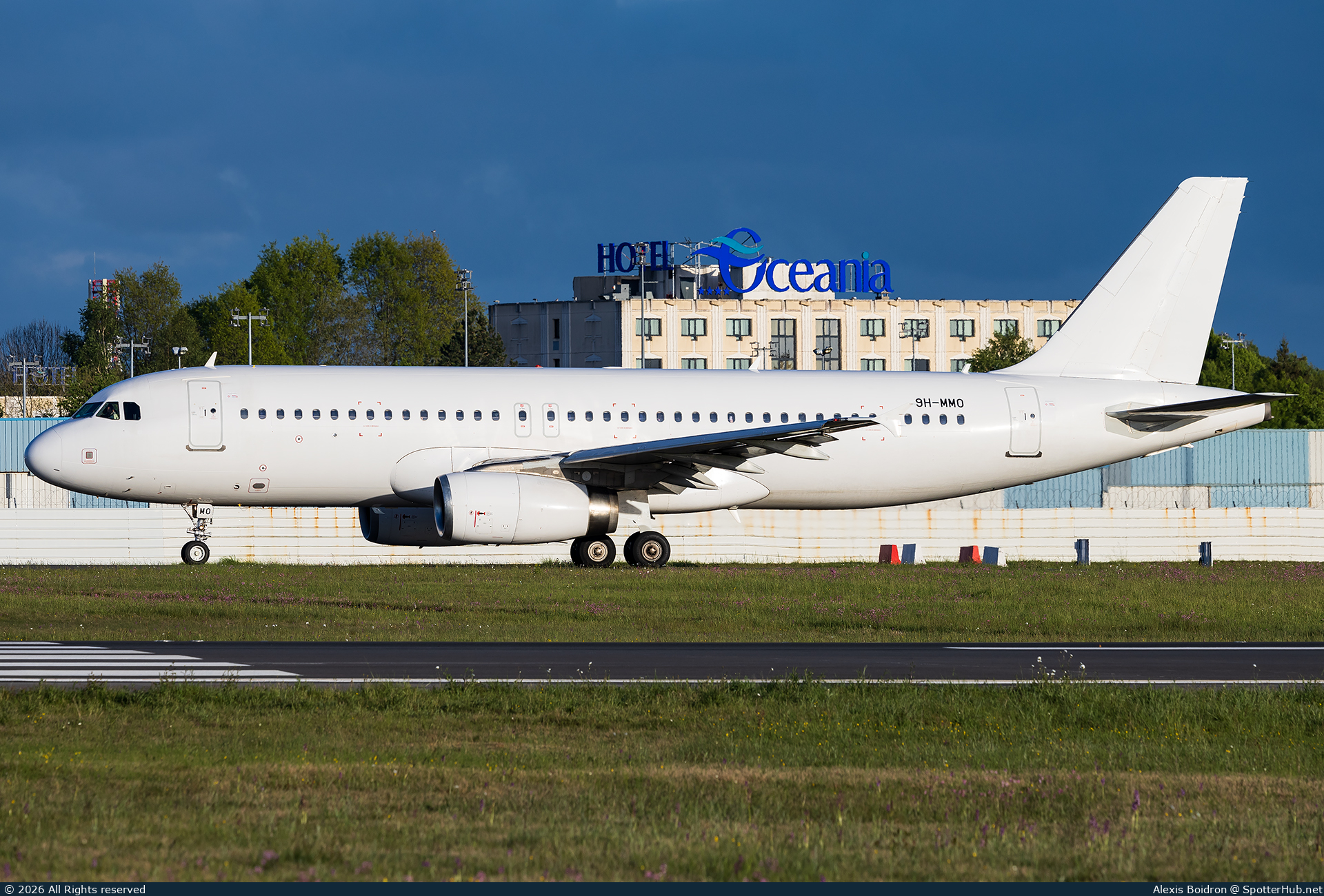 Photo of 9H-MMO - Airbus A320-232 operated by Malta MedAir