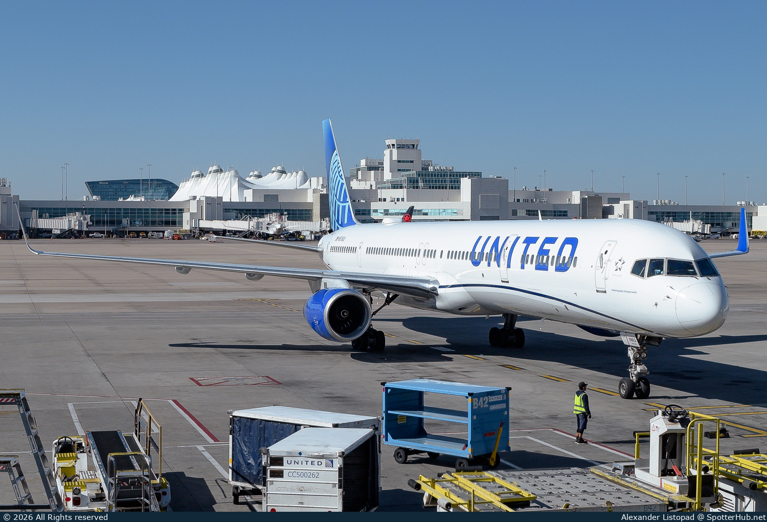 Photo of N57863 - Boeing 757-33N operated by United Airlines