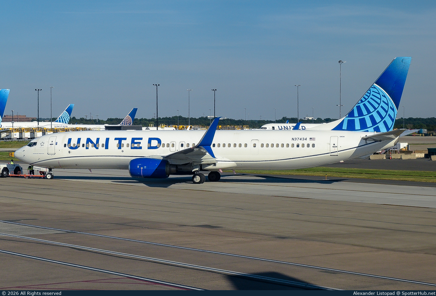 Photo of N37434 - Boeing 737-924(ER) operated by United Airlines