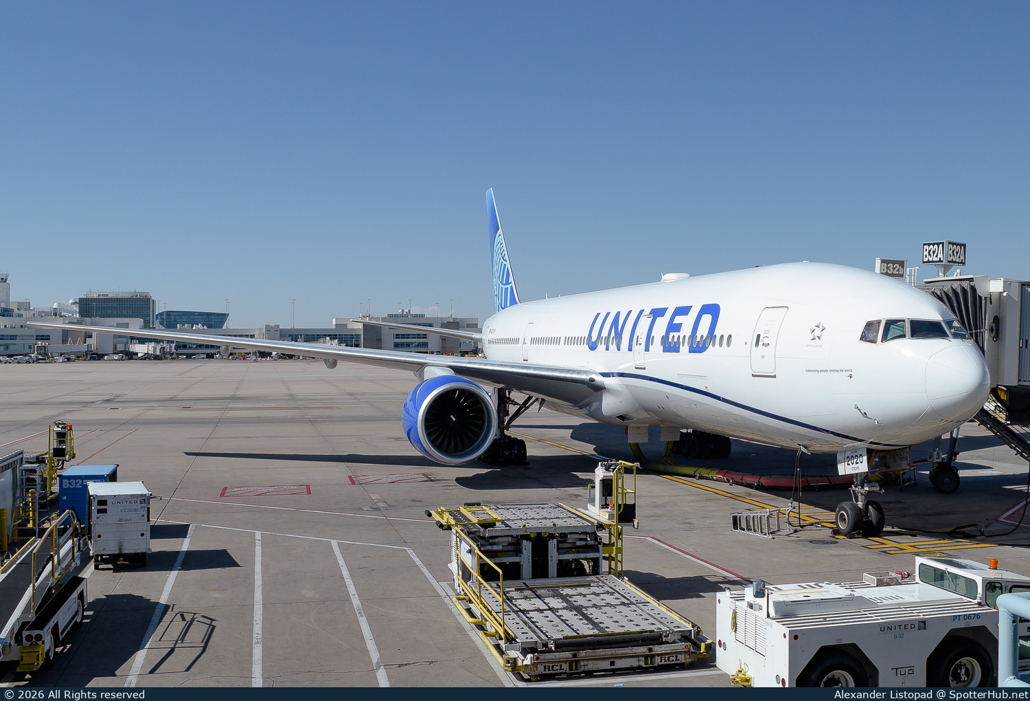 Photo of N220UA - Boeing 777-222(ER) operated by United Airlines