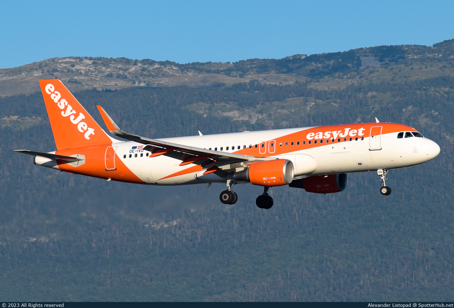 Photo of OE-IVD - Airbus A320-214 operated by easyJet Europe