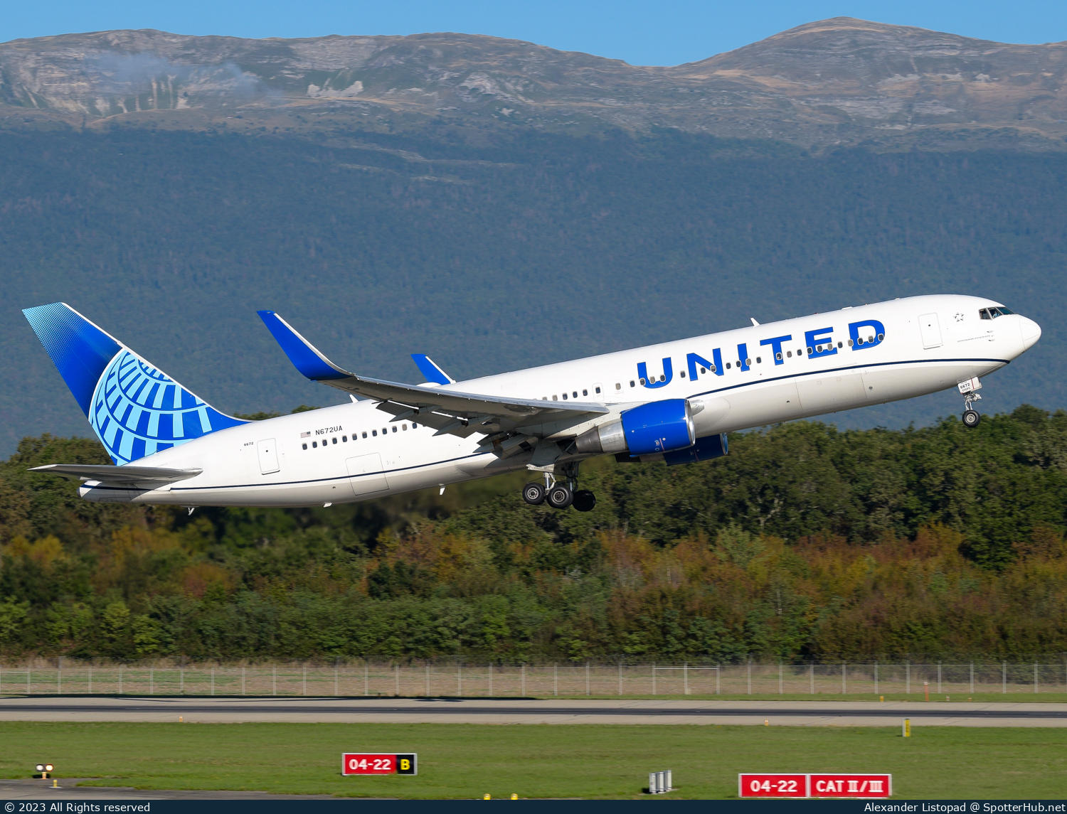 Photo of N672UA - Boeing 767-322(ER) operated by United Airlines