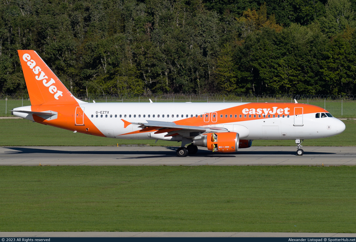 Photo of G-EZTX - Airbus A320-214 operated by easyJet