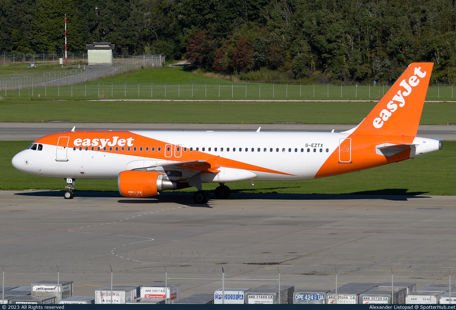 Photo of G-EZTX - Airbus A320-214 operated by easyJet
