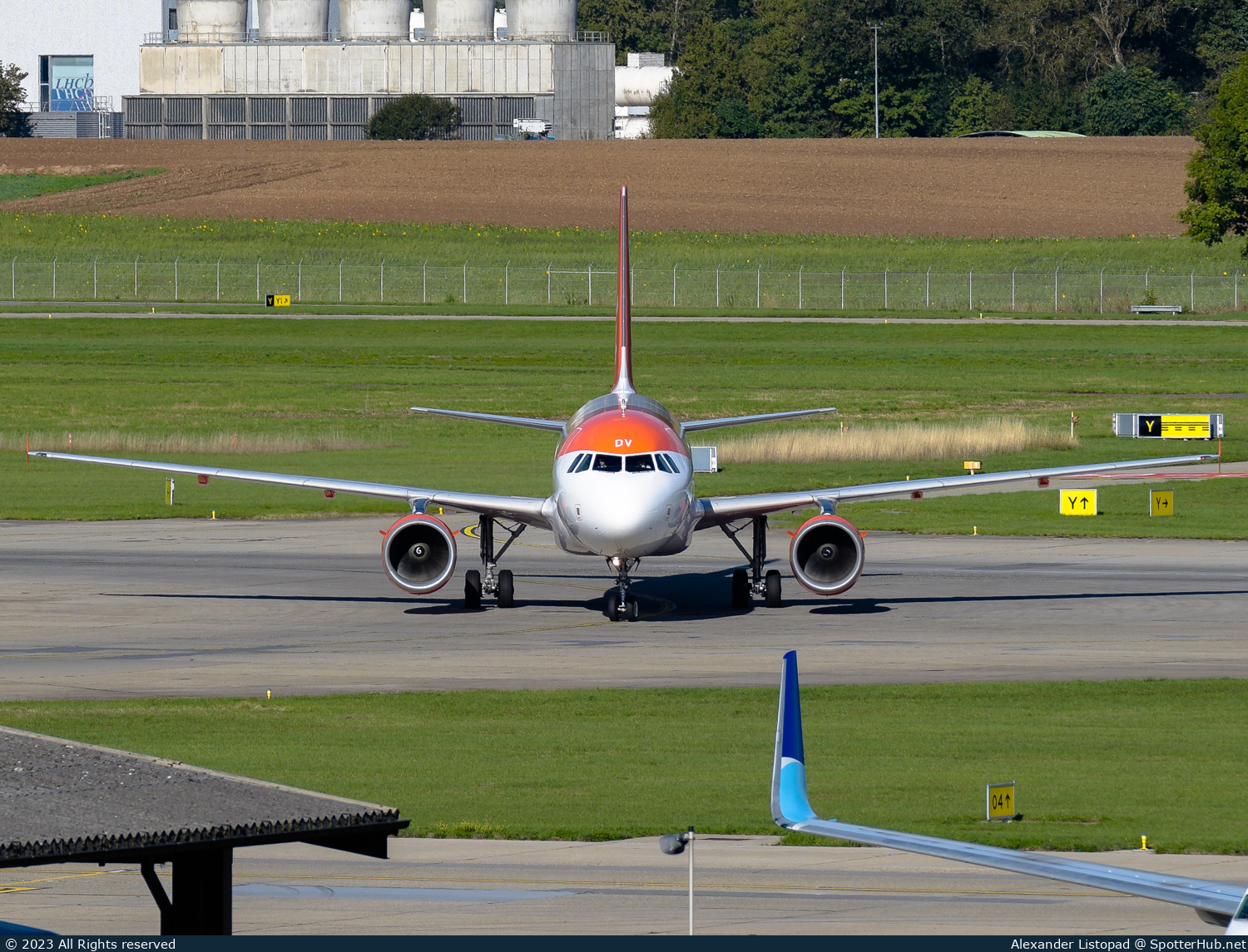 Photo of G-EZDV - Airbus A319-111 operated by easyJet