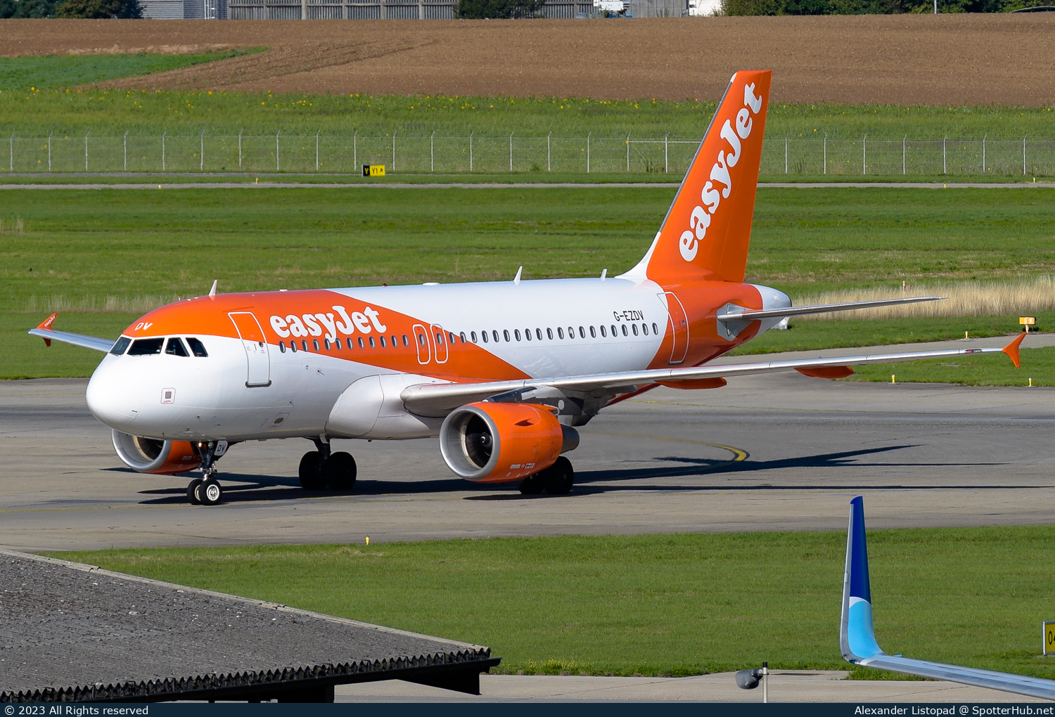 Photo of G-EZDV - Airbus A319-111 operated by easyJet