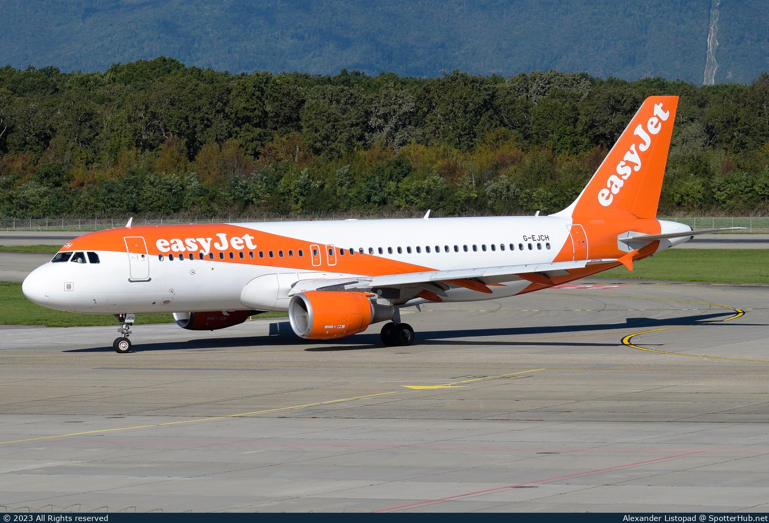 Photo of G-EJCH - Airbus A320-214 operated by easyJet
