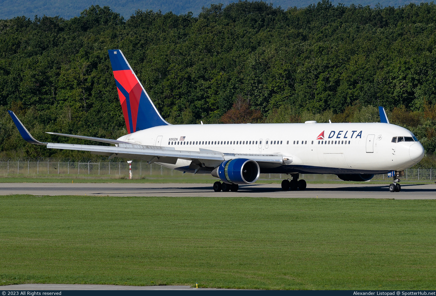 Photo of N195DN - Boeing 767-332(ER) operated by Delta Air Lines