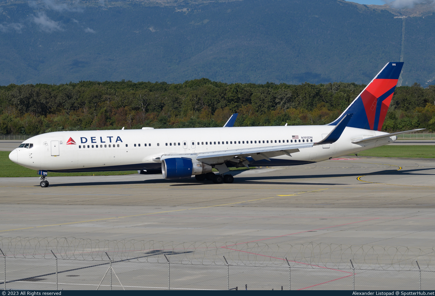 Photo of N195DN - Boeing 767-332(ER) operated by Delta Air Lines
