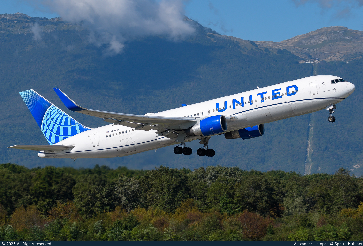Photo of N664UA - Boeing 767-322(ER) operated by United Airlines