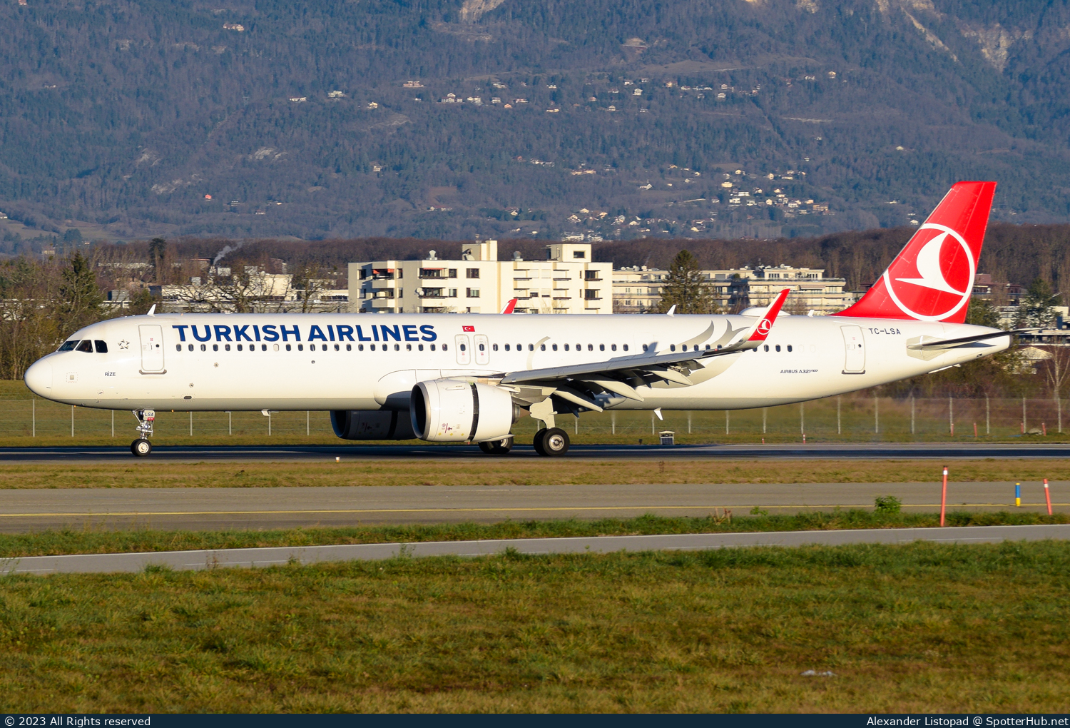 Photo of TC-LSA - Airbus A321-271NX operated by Turkish Airlines