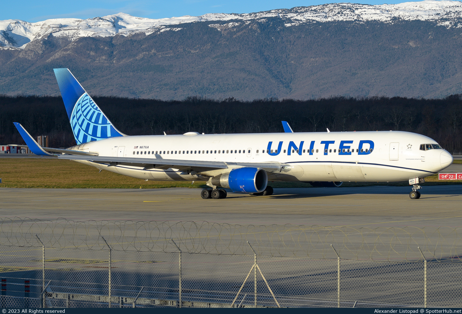 Photo of N671UA - Boeing 767-322(ER) operated by United Airlines