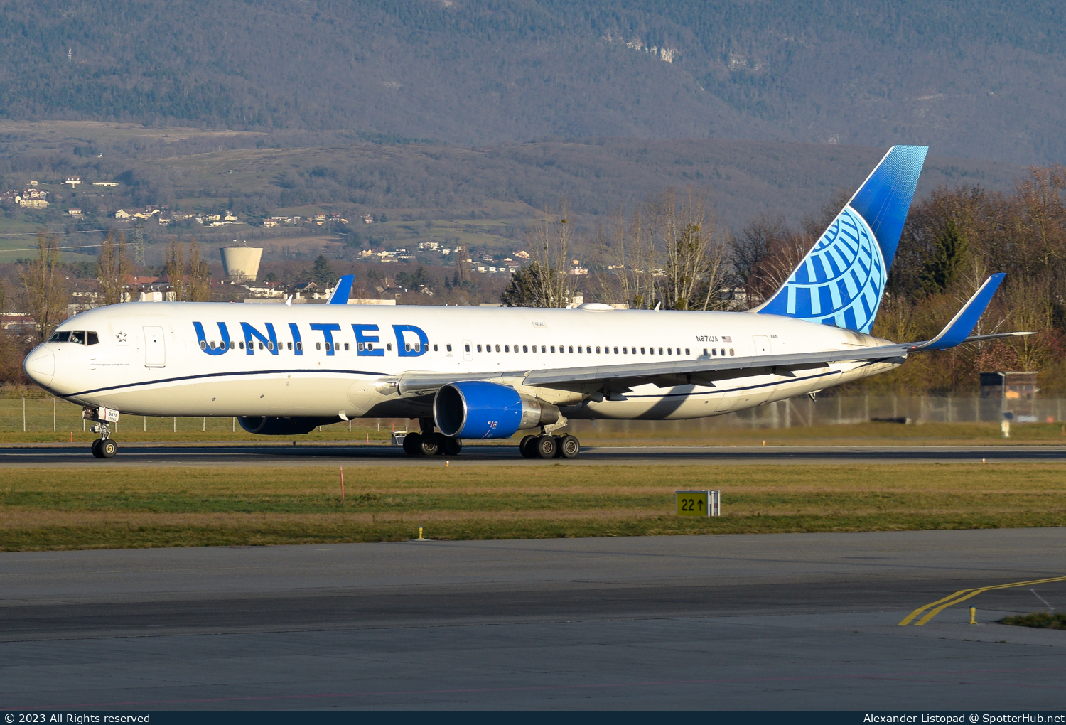 Photo of N671UA - Boeing 767-322(ER) operated by United Airlines