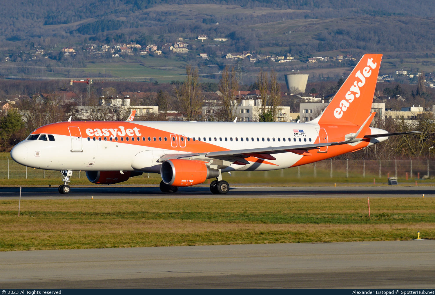 Photo of OE-IVI - Airbus A320-214 operated by easyJet Europe