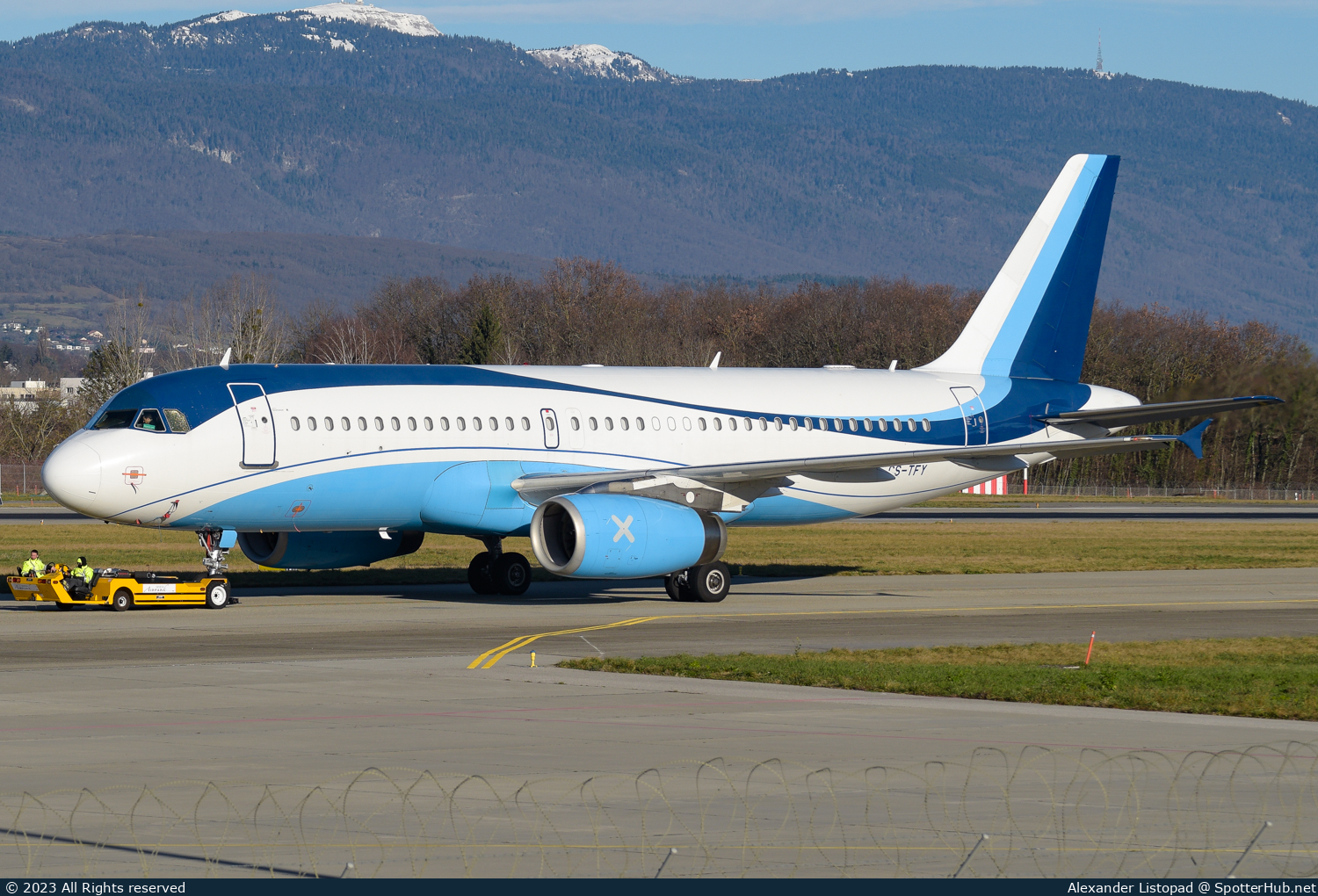 Photo of CS-TFY - Airbus A320-232 operated by Luxaviation Portugal