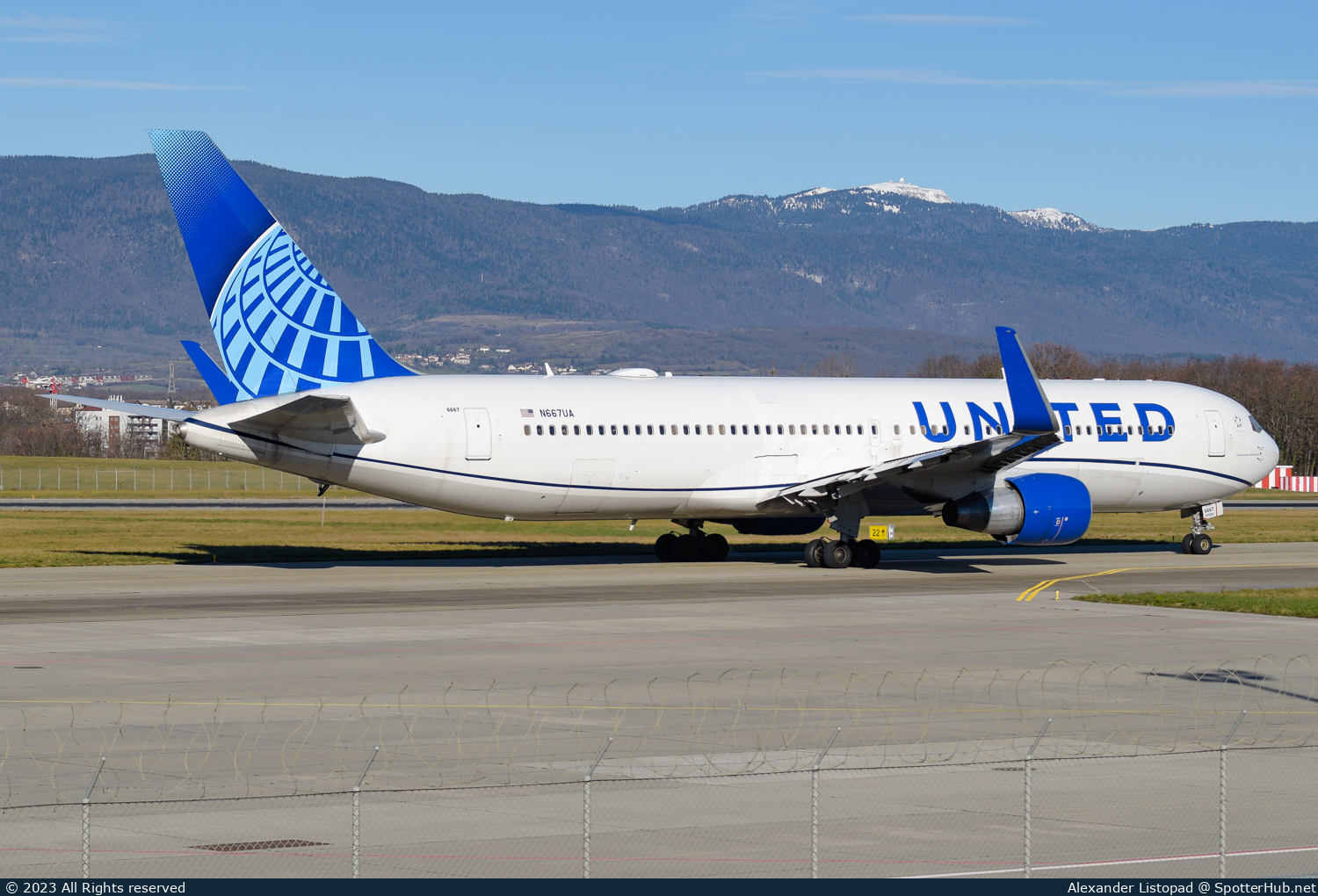 Photo of N667UA - Boeing 767-322(ER) operated by United Airlines