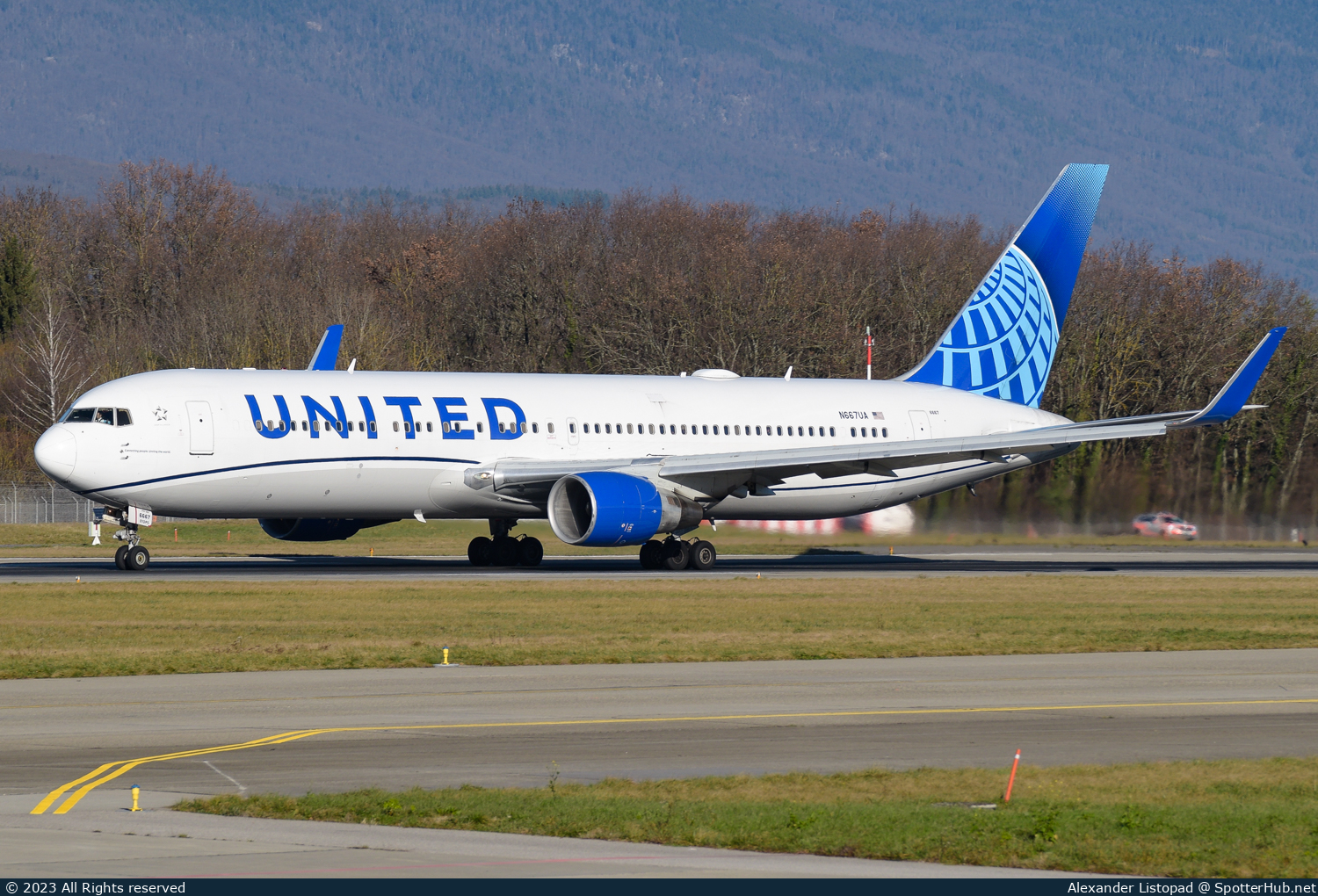 Photo of N667UA - Boeing 767-322(ER) operated by United Airlines