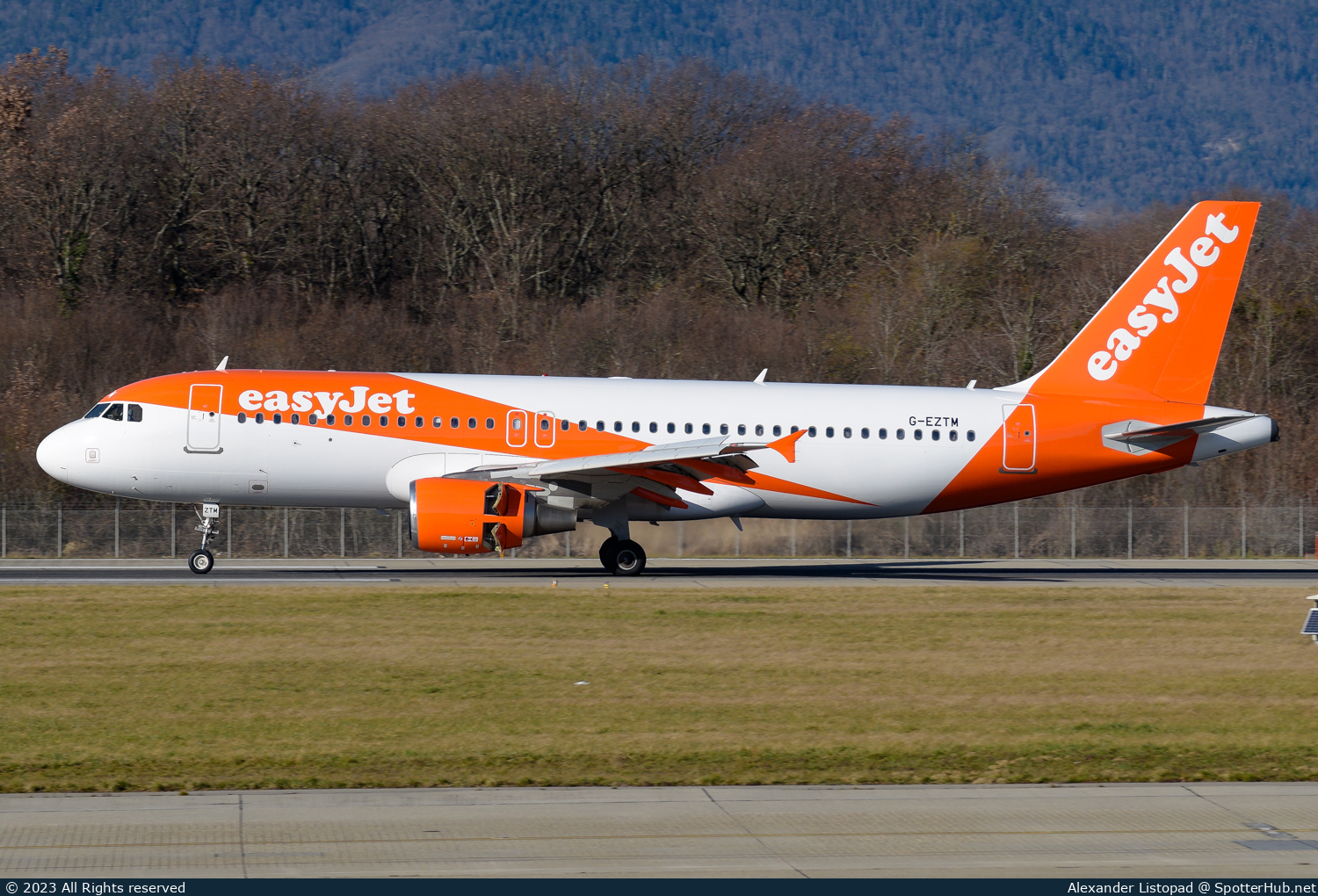 Photo of G-EZTM - Airbus A320-214 operated by easyJet