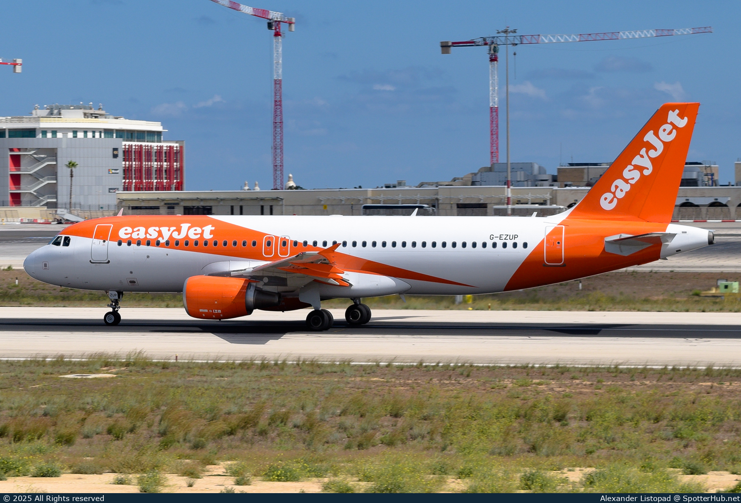 Photo of G-EZUP - Airbus A320-214 operated by easyJet