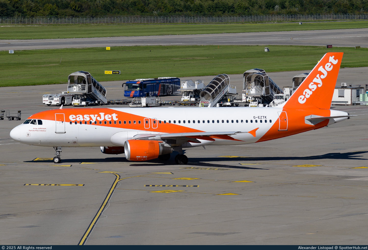 Photo of G-EZTK - Airbus A320-214 operated by easyJet