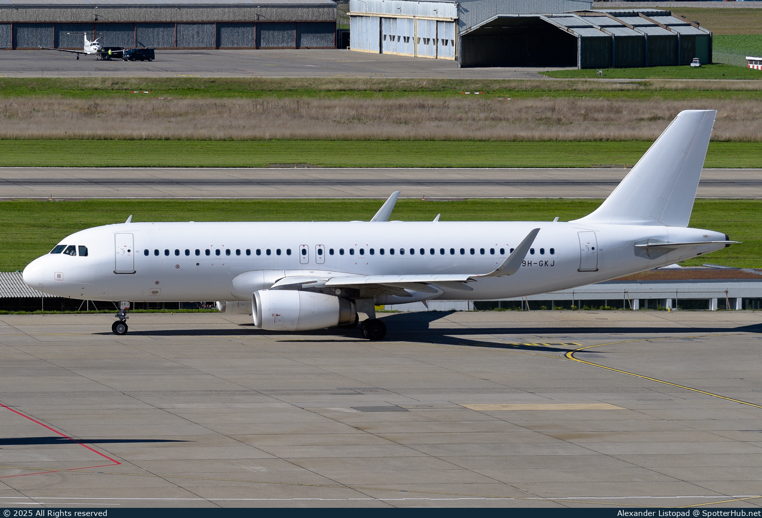Photo of 9H-GKJ - Airbus A320-232 operated by Avion Express Malta