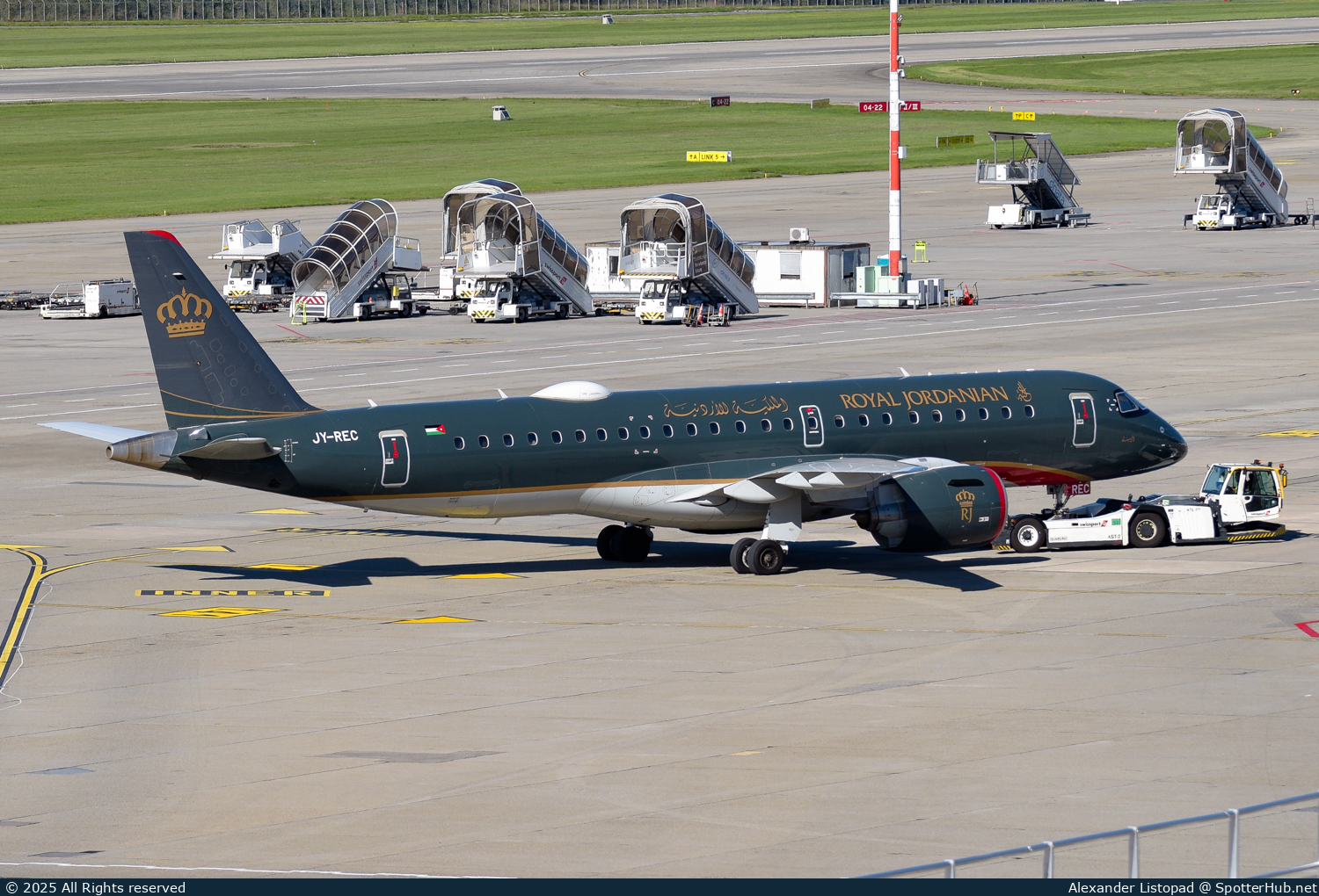 Photo of JY-REC - Embraer ERJ-190-E2 operated by Royal Jordanian Airlines