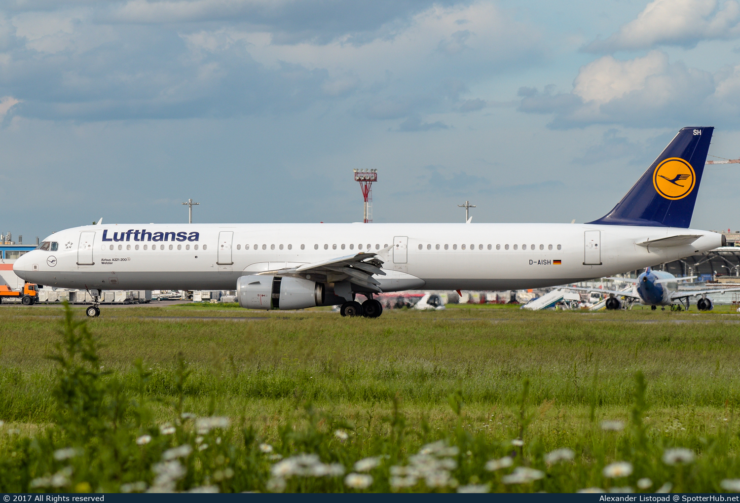 Photo of D-AISH - Airbus A321-231 operated by Lufthansa