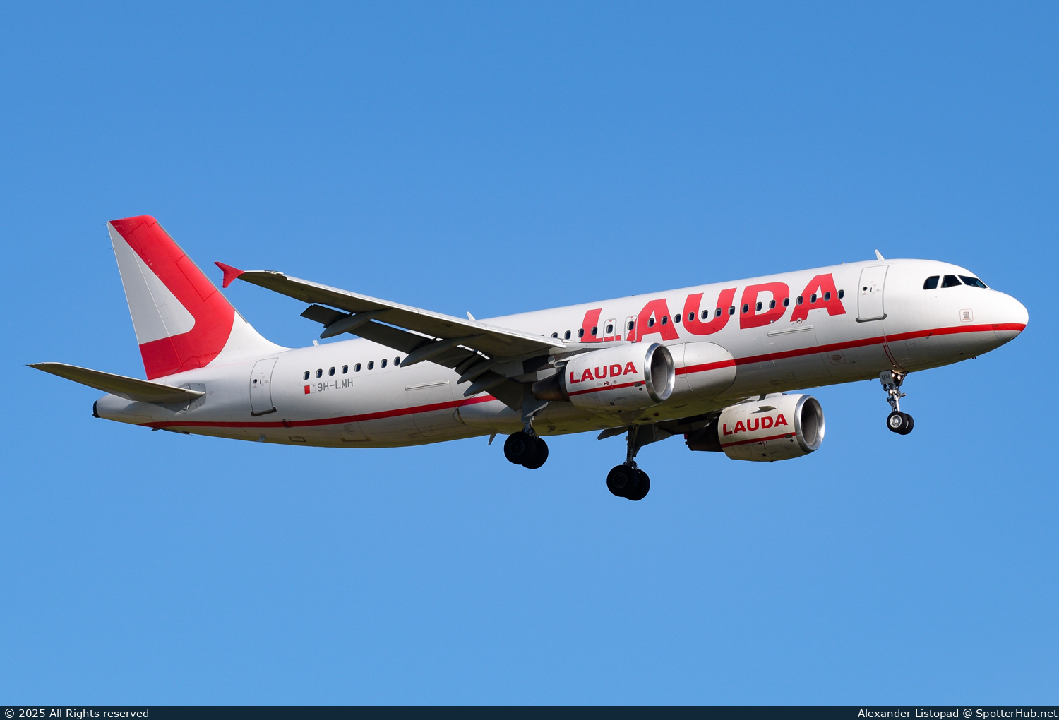 Photo of 9H-LMH - Airbus A320-214 operated by Lauda Europe