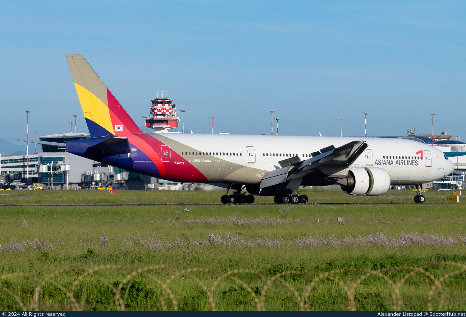 Photo of HL8254 - Boeing 777-28E(ER) operated by Asiana Airlines
