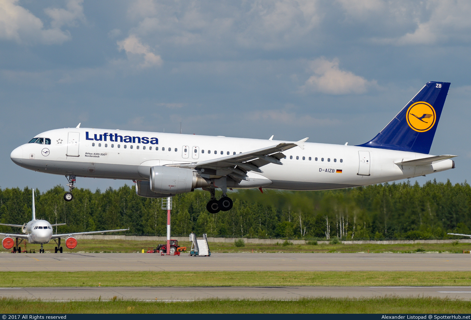 Photo of D-AIZB - Airbus A320-214 operated by Lufthansa