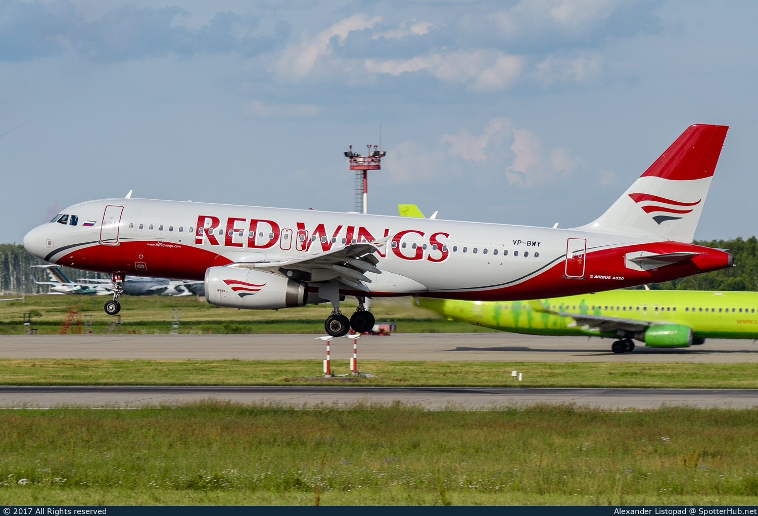 Photo of VP-BWY - Airbus A320-232 operated by Red Wings