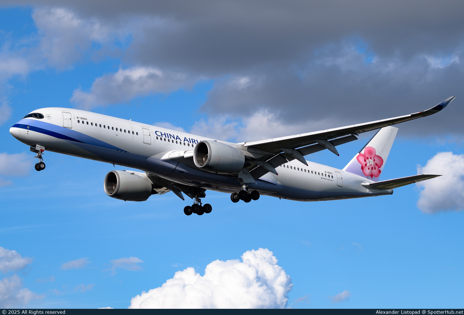 Photo of B-18910 - Airbus A350-941 operated by China Airlines