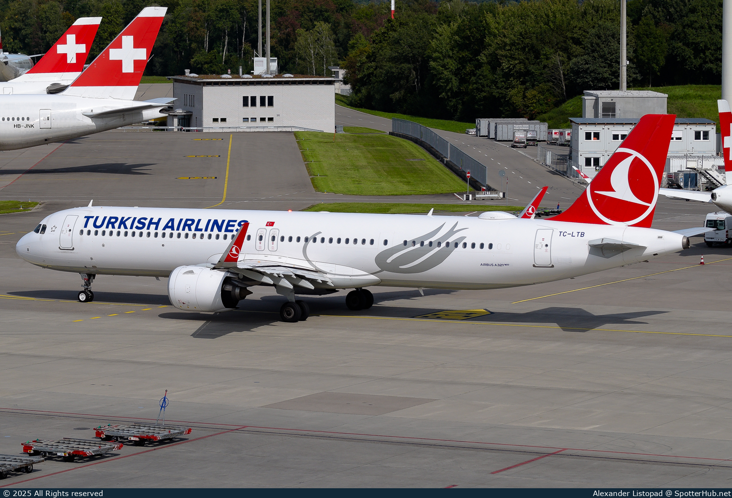 Photo of TC-LTB - Airbus A321-271NX operated by Turkish Airlines
