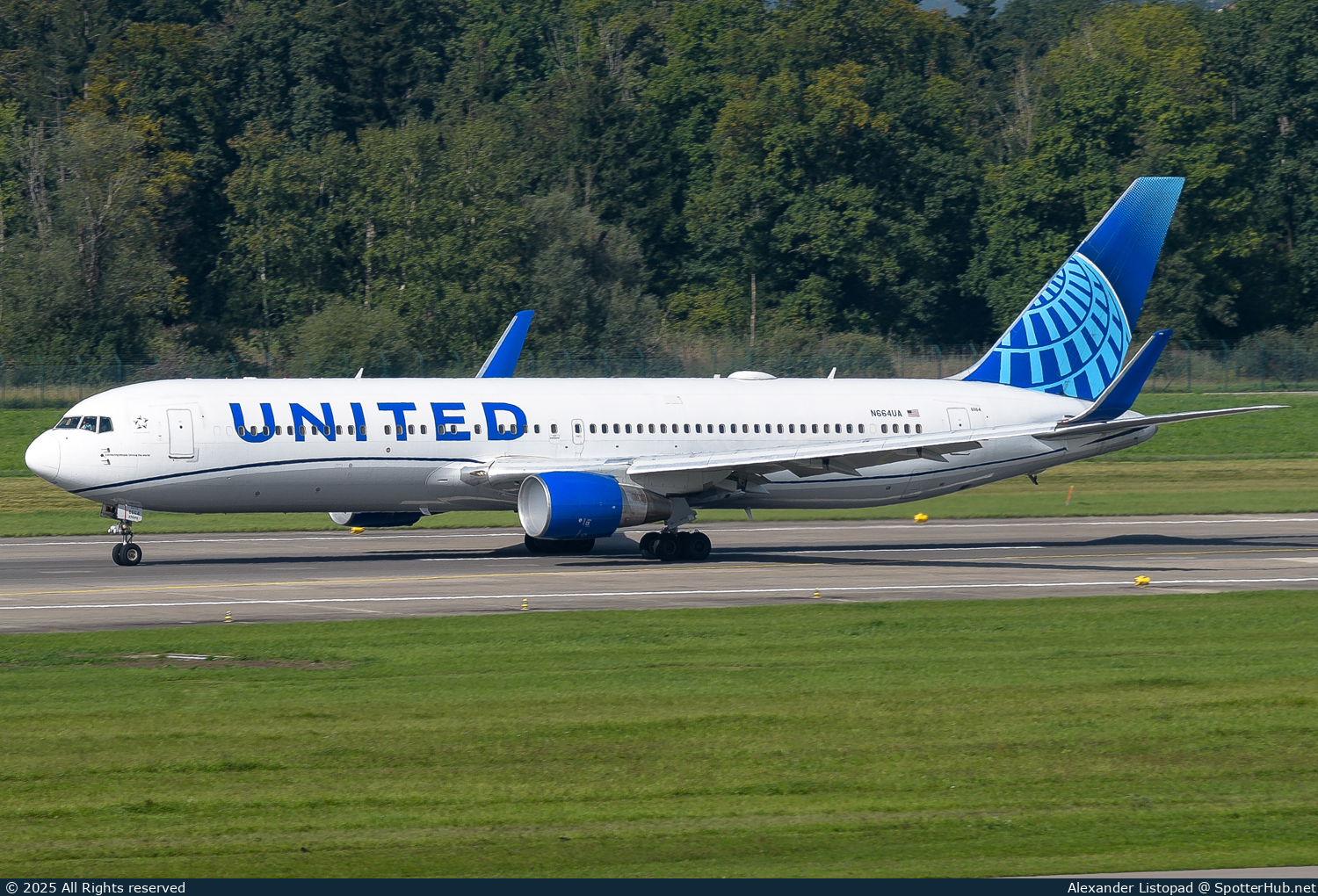 Photo of N664UA - Boeing 767-322(ER) operated by United Airlines