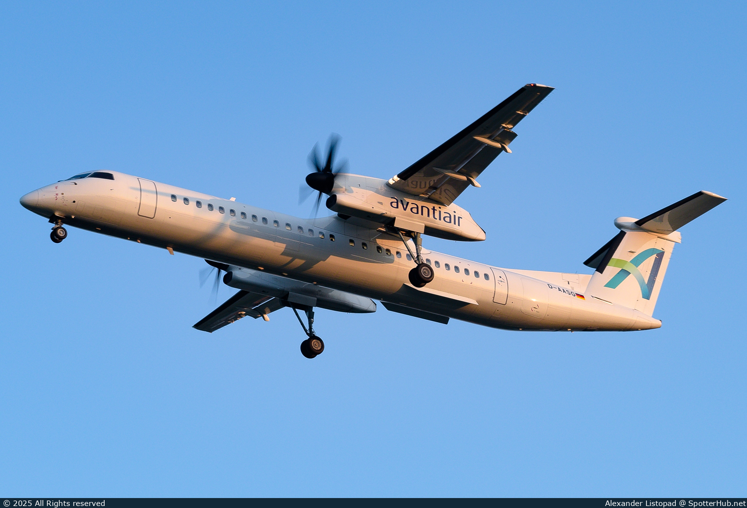 Photo of D-AASG - Bombardier DHC-8-402 Dash 8 Q400 operated by Avanti Air