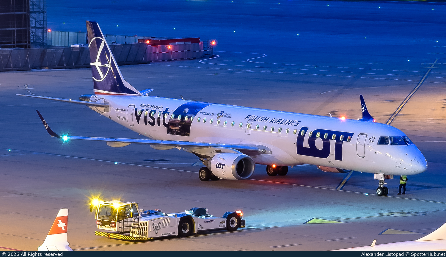 Photo of SP-LNI - Embraer ERJ-195AR operated by LOT Polish Airlines