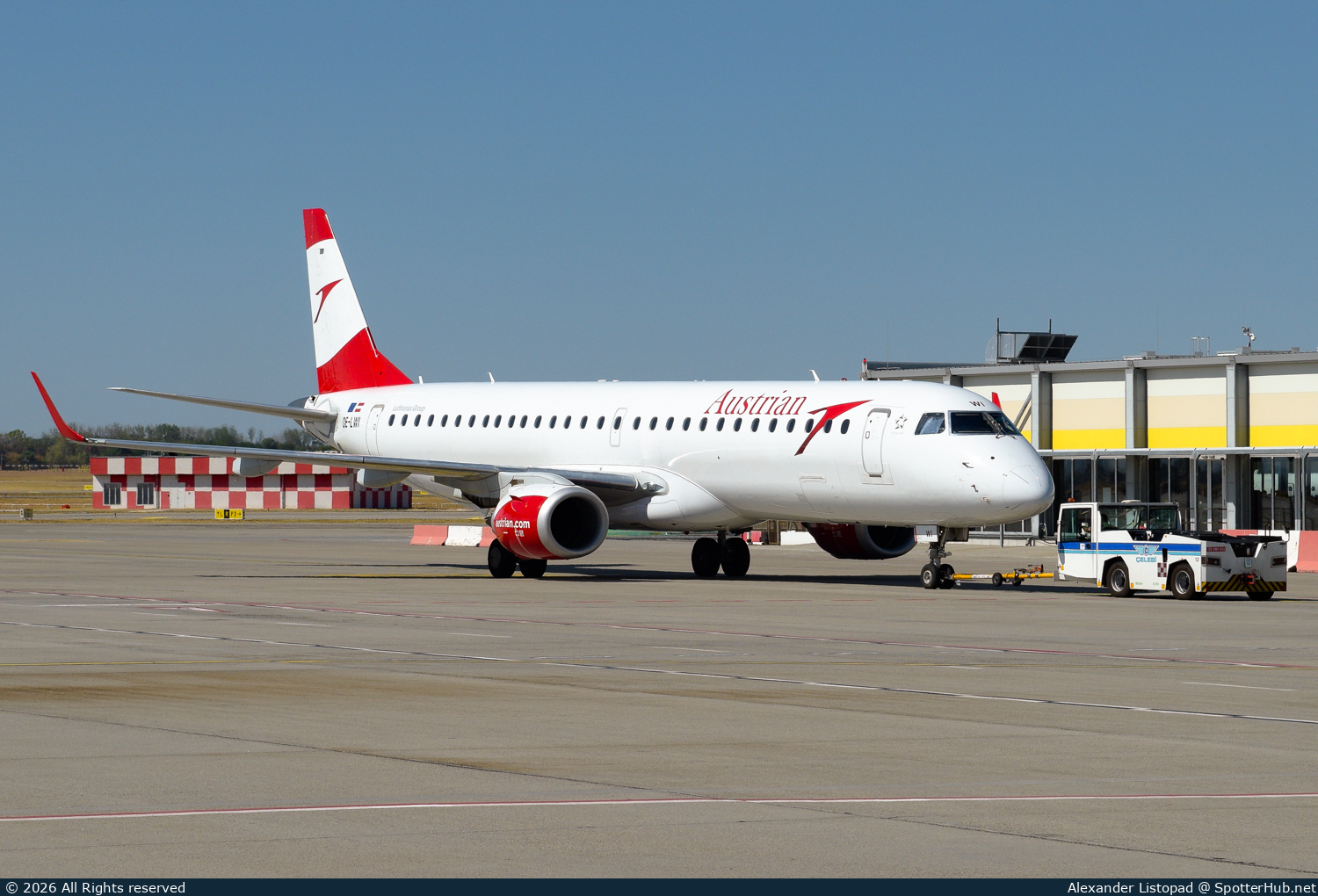 Photo of OE-LWI - Embraer ERJ-195LR operated by Austrian Airlines