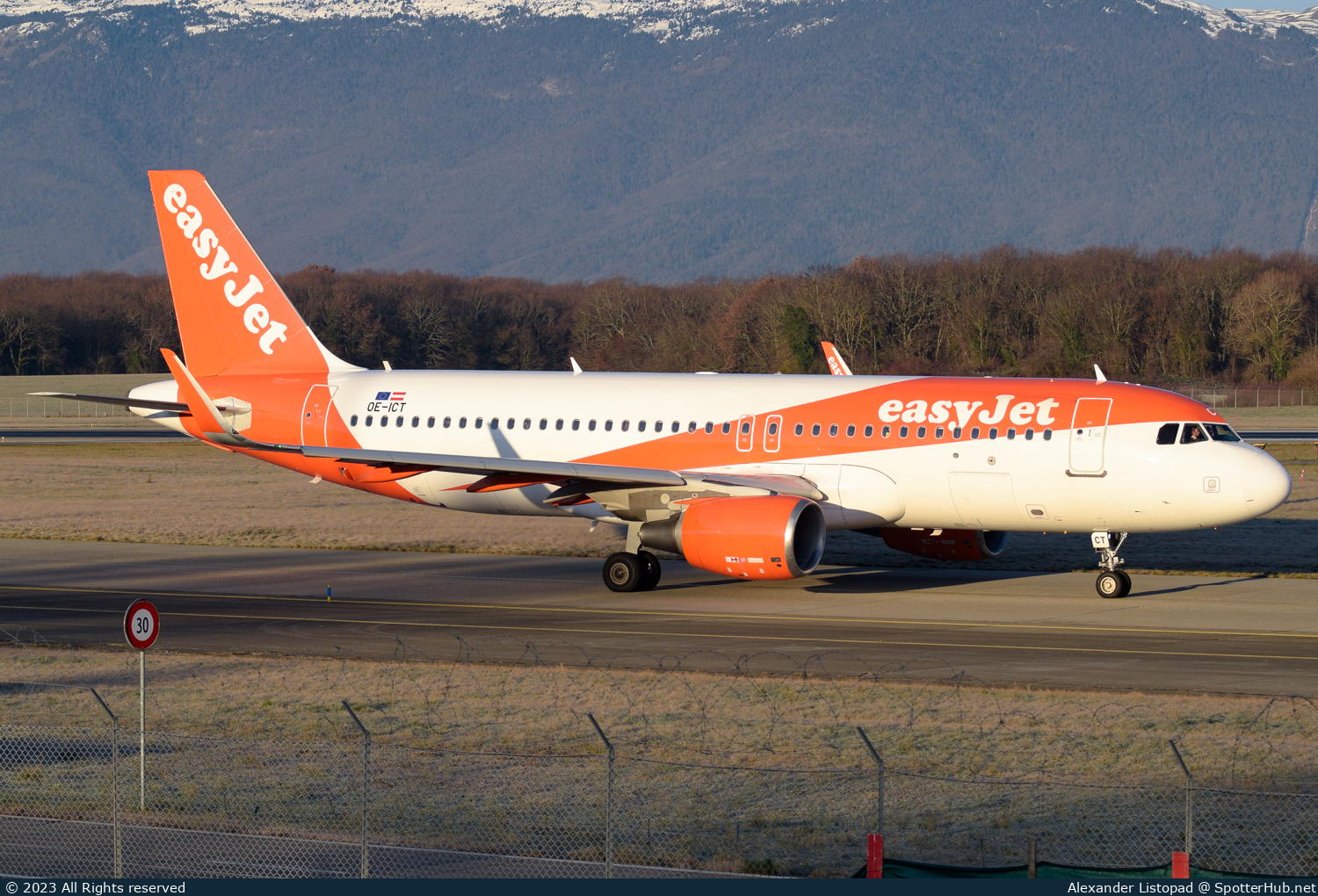 Photo of OE-ICT - Airbus A320-214 operated by easyJet Europe